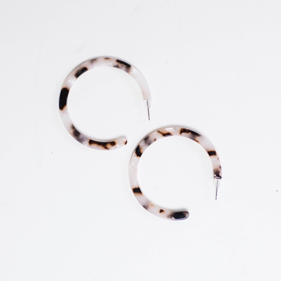 NWOT Resin Brown & White Tortoise Hoops - Picture 1 of 1